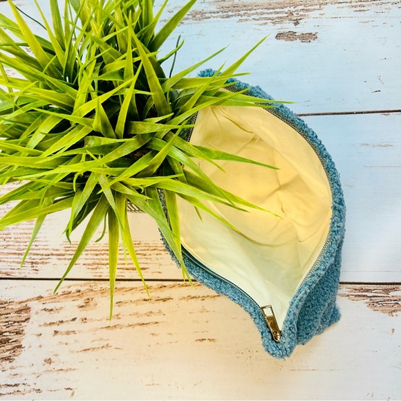 💥Ulta Beauty | Teal Shag Fleece Cosmetics Pouch 💥 - Picture 5 of 9